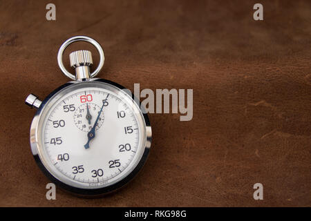 Stoppuhr auf Leder Hintergrund Stockfoto