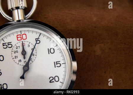 Stoppuhr auf Leder Hintergrund Stockfoto