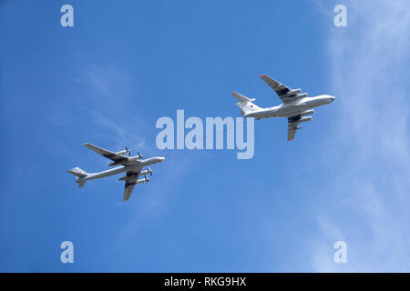 Russische Militärs Verkehrsmittel Flugzeug Il-78 Tanken Tanker und Tu-95 Turboprop strategischer Bomber-Rakete im Flug gegen den blauen Himmel Stockfoto