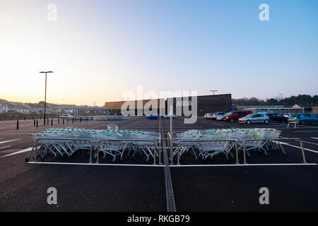 ASDA Supermarkt Einkaufswagen auf dem Parkplatz. Stockfoto