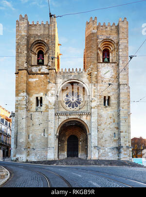 Lissabon - Vorderansicht des Santa Maria Maior Kathedrale von Lissabon, Portugal - niemand Stockfoto