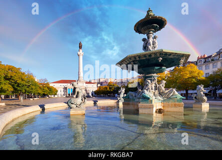 Regenbogen über den Rossio-platz in Lissabon Portugal Stockfoto