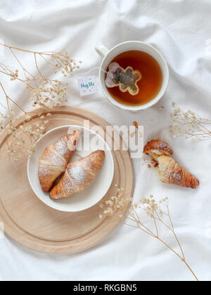 Flach mit zwei Croissants und eine Tasse Kaffee zum Frühstück Stockfoto