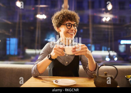 Frau mit Tasse Tee Stockfoto