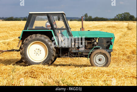 Traktor auf Feld Stockfoto
