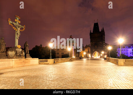 Karlsbrücke in Prag bei Nacht Stockfoto