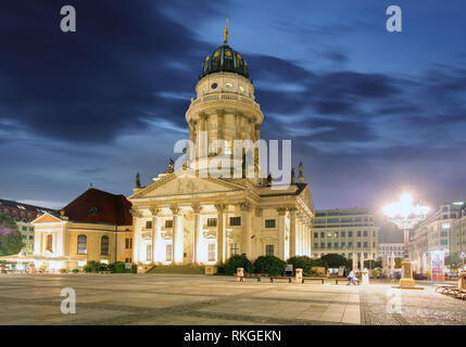 Neue Kirche (Deutscher Dom oder Deutscher Dom) am Gendarmenmarkt am Abend Stockfoto