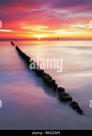 Ostsee im wunderschönen Sonnenaufgang in Polen Strand. Stockfoto