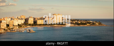 Panoramablick auf die Playa de San Juan, Alicante, Spanien. Während Golden Sunset. Stockfoto