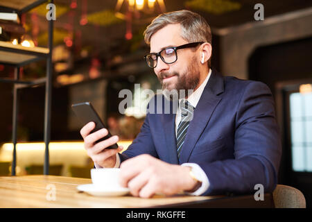 Kaufmann im café Stockfoto