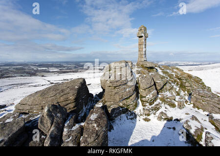 Eine Schneeschicht Lewin Kreuz auf Gör tor Dartmoor Devon, Großbritannien Stockfoto