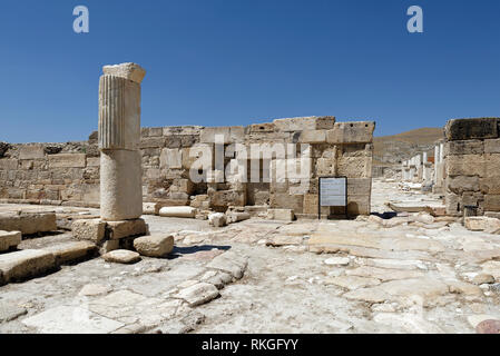 Abschnitt des 450 m langen Straße an der Kreuzung mit der hierapolis Straße (Rechts), Tripolis auf der Mäander, Yenicekent, Türkei. Stockfoto