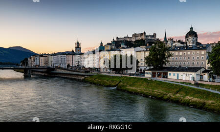 Die Salzach spaltet die Altstadt von der Neustadt, mit der Festung Hohensalzburg in der Ferne, Salzburg, Österreich. Am frühen Morgen. Stockfoto