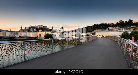 Liebe Sperren auf Makartsteg Brücke über die Salzach, mit der alten Stadt, Salzburg, Österreich, Europa. Am frühen Morgen. Stockfoto