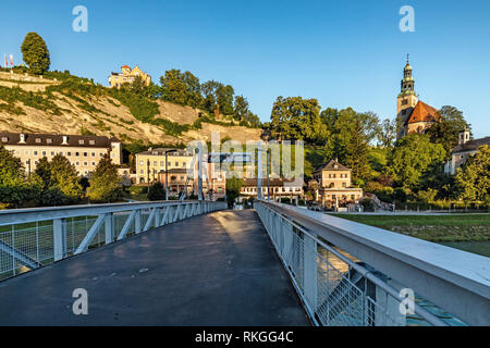 Blick von der Mullner Steg über die Salzach, Salzburg, Österreich. Stockfoto