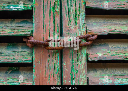 Fensterläden aus Holz mit einer Kette Stockfoto