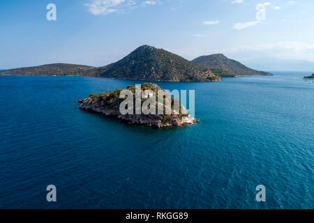 Luftaufnahme der Insel Koronisi in der Nähe von Tolo Argolida in Peloponnes, Griechenland. Auf der Insel gibt es eine Kapelle von "Agioi Apostoloi" Stockfoto