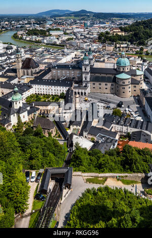 Blick auf die Skyline der Altstadt mit der Neustadt in die Distanz über die Salzach, von Festung Hohensalzburg (Schloss), Salzburg, Österreich Stockfoto