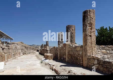 Abschnitt des 450 m langen mit späten Hellenismus Geschäfte auf der rechten Seite, Tripolis auf der Mäander, Yenicekent, Türkei. Die stre Stockfoto