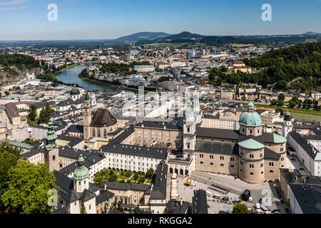 Blick auf die Skyline der Altstadt mit der Neustadt in die Distanz über die Salzach, von Festung Hohensalzburg (Schloss), Salzburg, Österreich Stockfoto