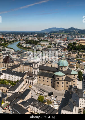 Blick auf die Skyline der Altstadt mit der Neustadt in die Distanz über die Salzach, von Festung Hohensalzburg (Schloss), Salzburg, Österreich Stockfoto