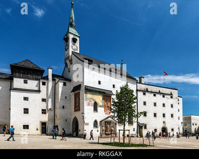 Blick auf St. George Kapelle aus dem Innenhof, die Festung Hohensalzburg (Schloss), Salzburg, Österreich Stockfoto