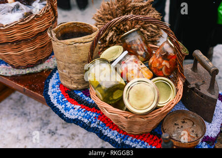 Weidenkorb, in dem Banken gibt es mit Gurken und Tomaten Stockfoto