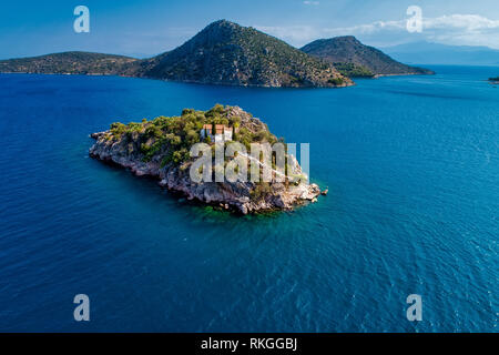 Luftaufnahme der Insel Koronisi in der Nähe von Tolo Argolida in Peloponnes, Griechenland. Auf der Insel gibt es eine Kapelle von "Agioi Apostoloi" Stockfoto