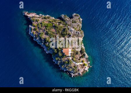 Luftaufnahme der Insel Koronisi in der Nähe von Tolo Argolida in Peloponnes, Griechenland. Auf der Insel gibt es eine Kapelle von "Agioi Apostoloi" Stockfoto