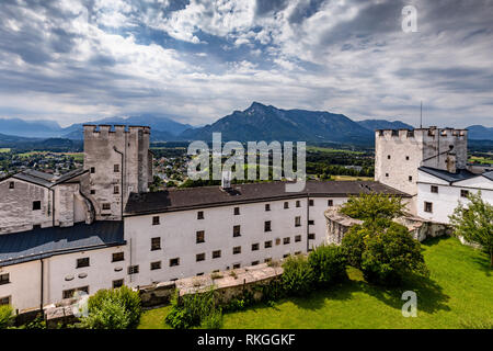 Blick auf die Festung Hohensalzburg (Schloss) und in den Bergen, Salzburg, Österreich Stockfoto