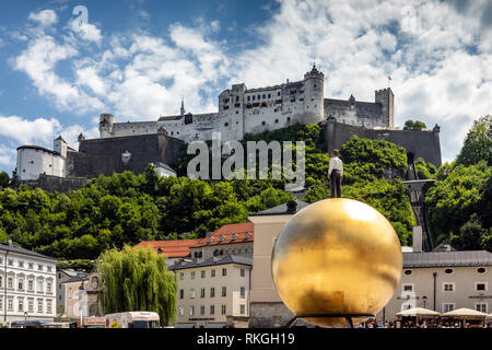 Die Festung Hohensalzburg und Kapitel Square (kapitelplatz) mit der Skulptur phaera" von Stephan Balkenhol, Salzburg, Österreich Stockfoto