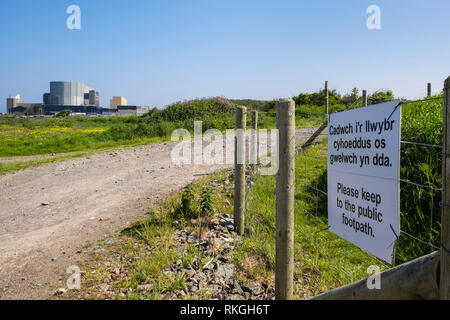 Zweisprachiges Schild auf der Insel Anglesey Coastal Path wieder um alte Wylfa Kernkraftwerk verlegt für neue Wylfa Newydd. Cemaes ANGLESEY Wales UK Stockfoto