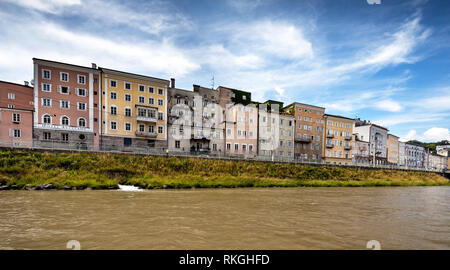 Blick auf die Altstadt bunten Altstadt Häuser entlang der Salzach, Salzburg, Österreich. Stockfoto