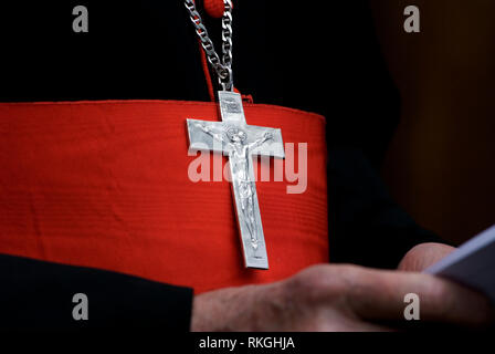 Kardinal CORMACK MURPHY O'CONNOR AM OSTERN KARFREITAG PROZESSION VOM CENTRAL HALL Westminster Cathedral und Westminster Abbey, London. COPYRIGHT FOTO: Brian Harris © 2006 07808-579804 Stockfoto