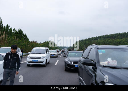 Guangxi, China-February 10,2019: Staus auf den letzten Urlaub der Chinesischen neue Jahr. Autos nicht ein wenig bewegen, damit die Leute aus den Autos und k erhalten Stockfoto