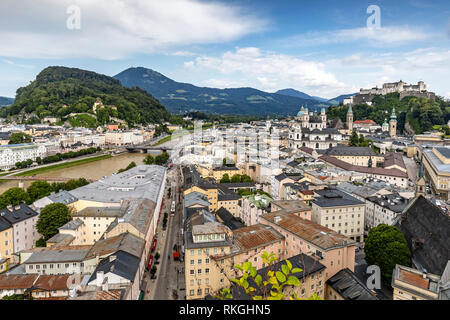 Ansicht der Salzach mit der Altstadt auf der rechten Seite und der neuen Stadt auf der linken Seite, vom Museum der Moderne Monchsberg genommen. Salzburg, Österreich Stockfoto