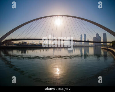 Panorama der Stadt in den frühen Morgenstunden in der Dämmerung mit einer Brücke über den Kanal die Stadt Dubai Griechische. Stockfoto