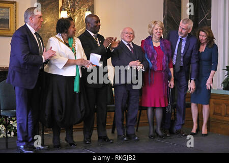 Irische Präsident Michael D Higgins und seine Frau Sabina Coyne (Mitte rechts) kommen für eine bürgerliche Rezeption in Birmingham Town Hall am ersten Tag von einem offiziellen Besuch in Birmingham. Stockfoto