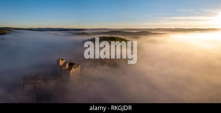 Chateau Beynac im Nebel am frühen Morgen Perigord Noir Dordogne Aquitaine Frankreich Stockfoto