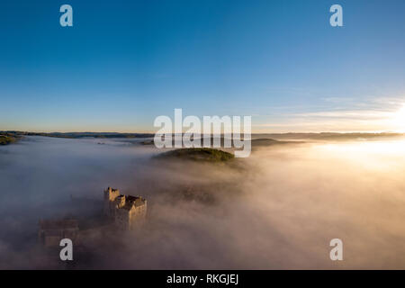 Chateau Beynac im Nebel am frühen Morgen Perigord Noir Dordogne Aquitaine Frankreich Stockfoto