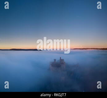 Chateau Beynac im Nebel am frühen Morgen Perigord Noir Dordogne Aquitaine Frankreich Stockfoto