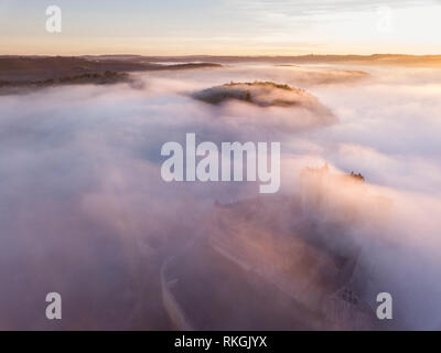 Chateau Beynac im Nebel am frühen Morgen Perigord Noir Dordogne Aquitaine Frankreich Stockfoto