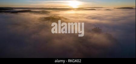 Chateau Beynac im Nebel am frühen Morgen Perigord Noir Dordogne Aquitaine Frankreich Stockfoto