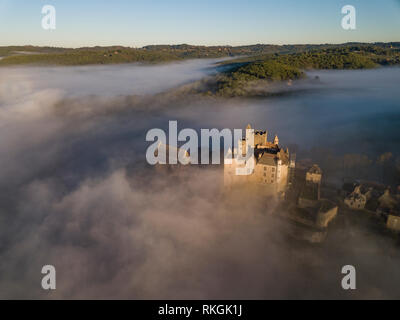 Chateau Beynac im Nebel am frühen Morgen Perigord Noir Dordogne Aquitaine Frankreich Stockfoto