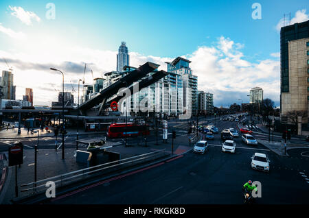 London Vauxhall, Großbritannien - Feb 10, 2019: Blick auf den Bahnhof Vauxhall im Süden der Stadt und der belebten Kreuzung Stockfoto