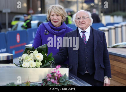 Irische Präsident Michael D Higgins und seine Frau Sabina Coyne legen einen Kranz am Mahnmal für die Opfer der Bombenanschläge in Birmingham am ersten Tag von einem offiziellen Besuch in Birmingham. Stockfoto