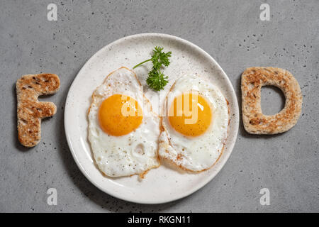 Wort essen Eier mit Toast Buchstaben geschrieben Stockfoto