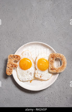 Wort essen Eier mit Toast Buchstaben geschrieben Stockfoto