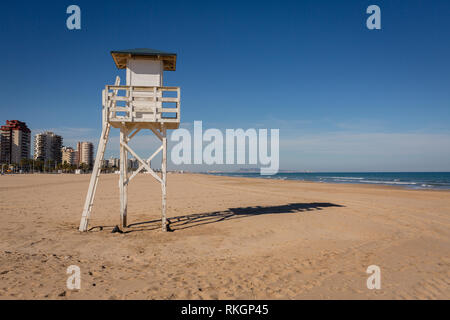 Rettungsschwimmer Watch Tower Auf leere schöner Strand mit Gandia im Hintergrund Stockfoto