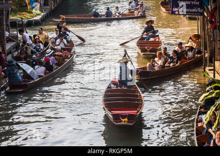 Damnoen Saduak, Thailand - 4. März 2017: Touristen in Booten. Der schwimmende Markt ist eine beliebte touristische atrraction Stockfoto